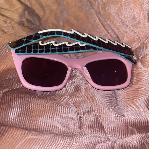 Emma Mulholland x Pared Sunglasses The Brat Pack Grid Wave Arms - Picture 8 of 9